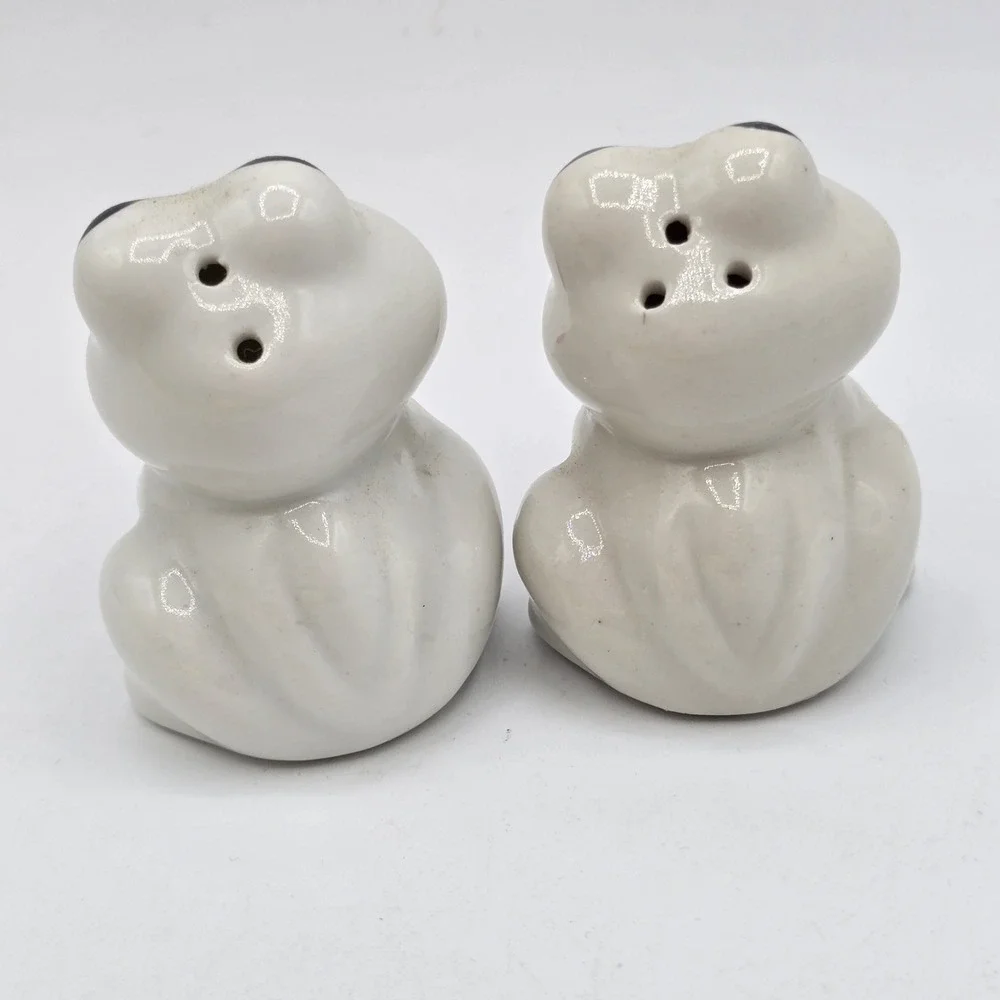 Frog with hearts salt and pepper shakers Vtg Valentines